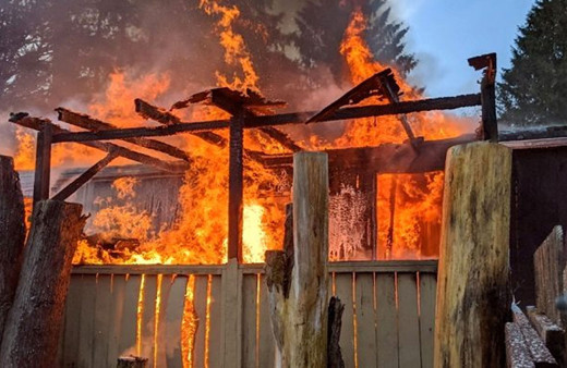Üç yaşındaki çocuğunun ellerini bağlayıp evi yaktı