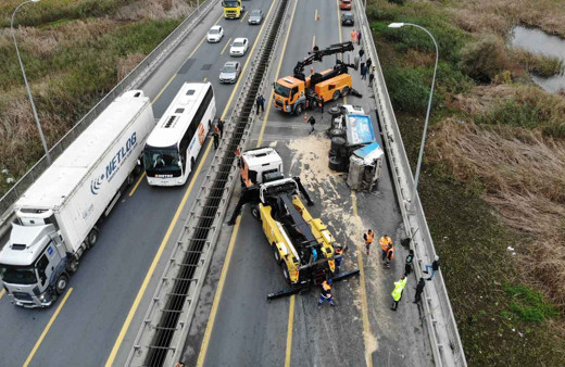 Büyükçekmece'de tır devrildi! Kaza sonucu TEM otoyolu kapandı