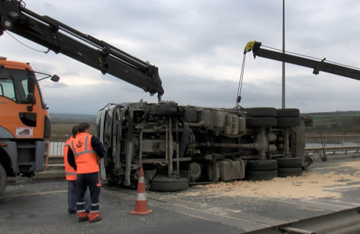 Büyükçekmece'de tır devrildi! Kaza sonucu TEM otoyolu kapandı