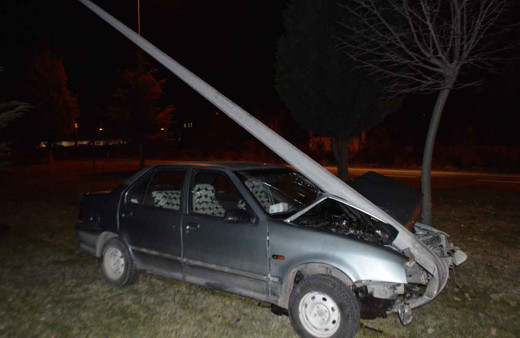 Kütahya'da otomobili ile direğe çarpan sürücü yaralandı