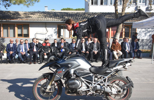 İzmir'de motosikletli polis timlerinin akrobasi şovu nefes kesti