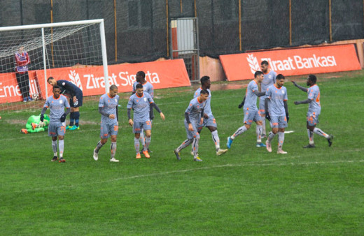 Medipol Başakşehir Hekimoğlu Trabzon'u yenerek avantajı kaptı