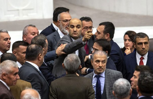 Sezgin Tanrıkulu'nun "Git" sözünü yanlış anlayan MHP'liler kürsüye yürüdü