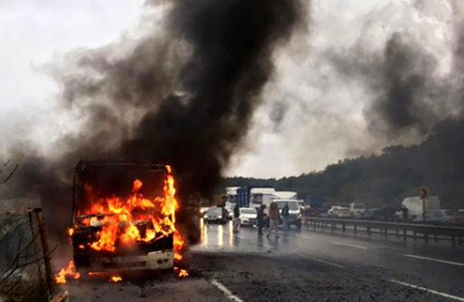 Arnavutköy'de facianın eşiğinden dönüldü! Yolcu minibüsü cayır cayır yandı