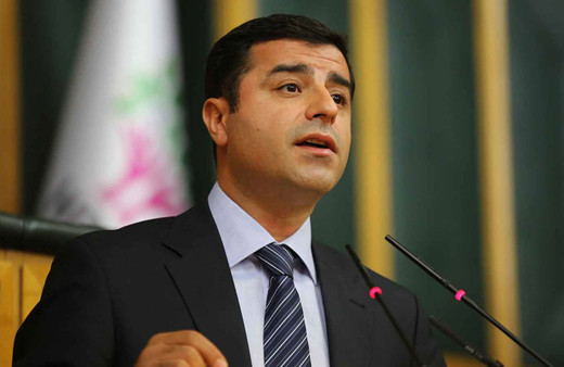 Demirtaş'tan savcılara: Elinize tutuşturulan hediye poşetleri sizi yargılanmaktan kurtaramayacak