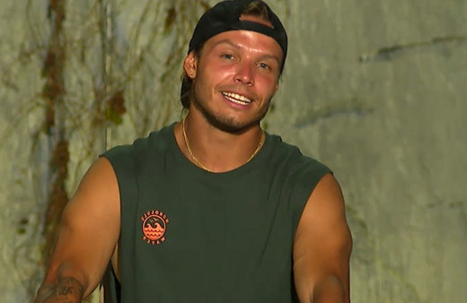 Survivor'ın sunucusu Murat Ceylan fena yakalandı! Merdivenlerde dudak dudağa...