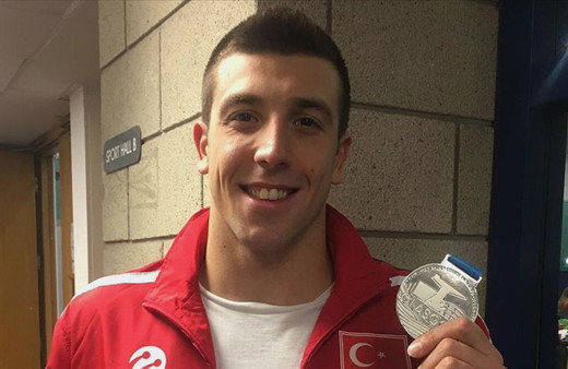 Milli yüzücü Emre Sakçı'dan tarihi başarı