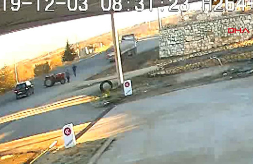 Traktör sürücüsü TIR'ın altında kalmaktan son anda kurtuldu