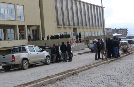 Hakkari'de kaçak elektrik kontrolü sırasında fenalaşan kadın hayatını kaybetti