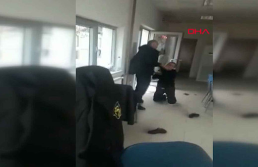 Samsun'da güvenlik müdürü kapıyı açmayan 2 kadın görevliye saldırdı