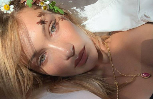 Uzun yüz şekline göre en iyi saç modelleri kısa, uzun, kahkül