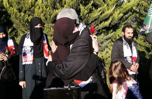 Alparslan Kuytul cezaevinden çıktı eşine ve çocuklarına böyle sarıldı