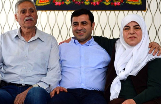 Selahattin Demirtaş'ın anne ve babası trafik kazası geçirdi hastaneye kaldırdılar