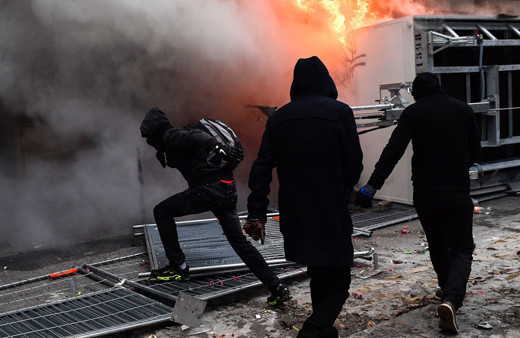 Fransa'daki emeklilik reformu protestoları hayatı felç etti