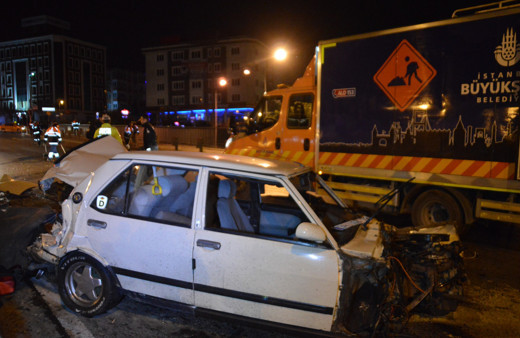 İstanbul'da otomobil bariyerlere çarptı: 1'i ağır 2 yaralı