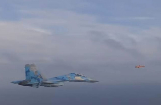 Dünya bu görüntüyü konuşuyor! Ukrayna'nı füzesi ile Rusya'nın savaş uçağı yan yana uçtu