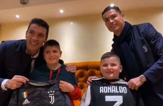 Ronaldo ve Buffon'dan Arnavut çocuklara sürpriz