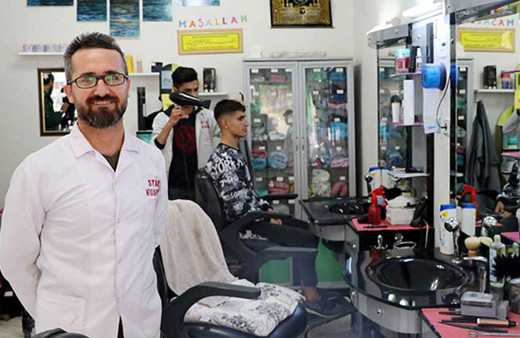 Tersten konuşan berber şaşırtıyor