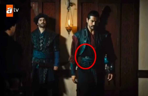 Burak Özçivit'in üstünde unutuldu Kuruluş Osman'da skandal hata