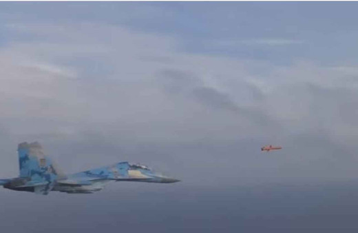 Ukrayna'nın fırlattığı seyir füzesi ile SU-27 savaş uçakları yan yana uçtu