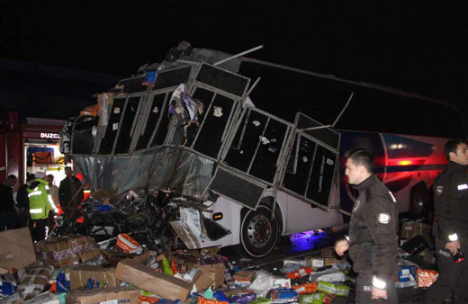 Kargo kamyonu ile otobüs çarpıştı; 2 ölü 26 yaralı