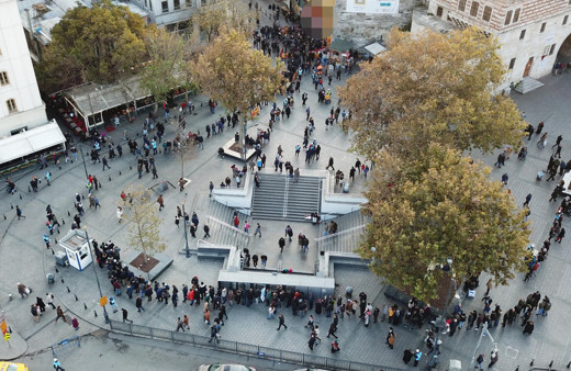 Eminönü'ndeki "milli piyango kuyruğu" havadan fotoğraflandı