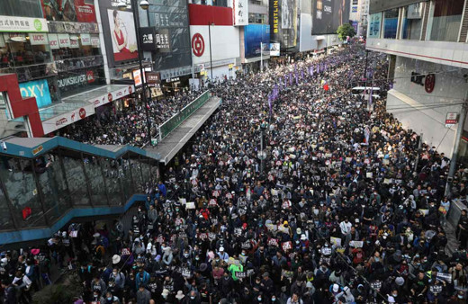 Hong Kong'da gösterilerin 6. ayında binlerce kişi yine sokaklarda