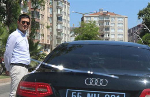 Bafra Belediyesi Başkan Yardımcısı Şaban Hüryaşar kapısını açmayan şoförü görevden aldı