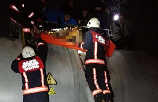 Çıktığı yük treninin üstünde akıma kapıldı