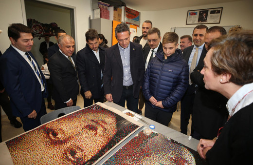 Ali Koç ve Fenerbahçeli futbolculardan okul ziyareti