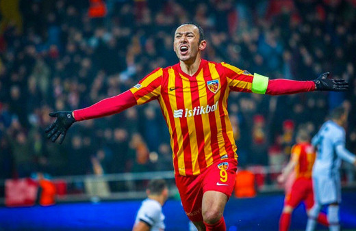 Kayserispor'da Umut Bulut ve Şamil Çinaz'ın bileti kesildi