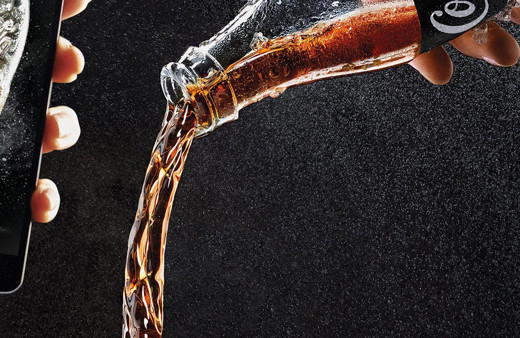 Cola gibi asitli içeçekler kilo aldırıp astıma sebep oluyor