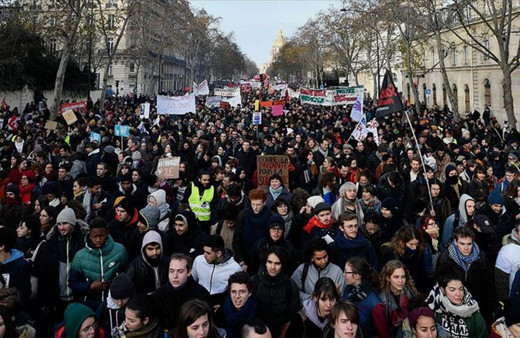 Fransa'da Macron karşıtları sokağa döküldü
