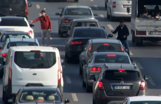 Küçükçekmece E-5 üzerinde utandıran görüntüler