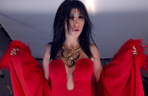 İç çamaşırsız poz veren Hande Yener 20. senesini yeni imajıyla kutladı