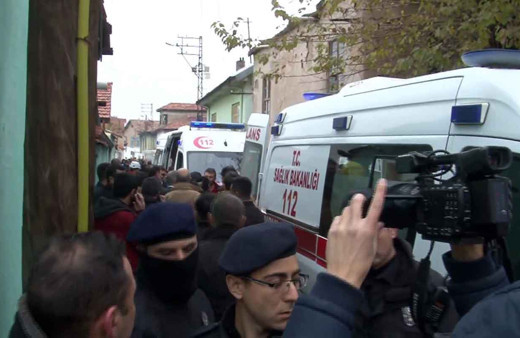 Konya'da kerpiç evde göçük! 3 kişinin cansız bedenine ulaşıldı