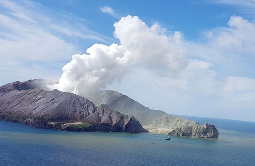 Yanardağın patladığı Beyaz Ada'da yaşam belirtisi kalmadı