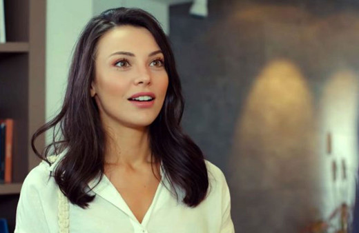 Yasak Elma dizisinin Leyla'sı Tuvana Türkay set arkadaşıyla fena yakalandı!