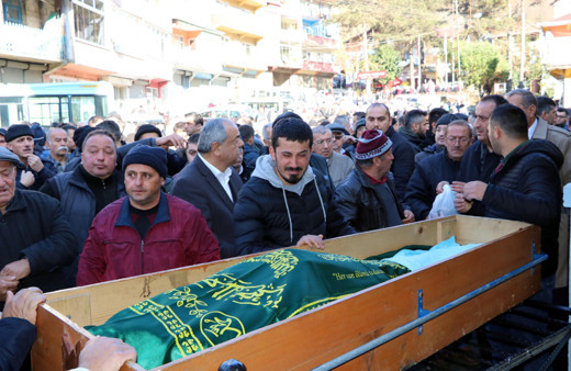 Böbreğini taşıdığı oğlunun cenazesini izlemişti! Acısına dayamadı