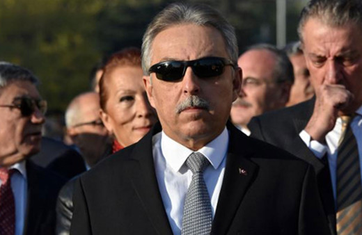 Vali Cüneyit Orhan Toprak camiye ayakkabılarıyla girdi