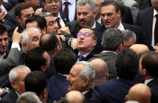 AK Partili ve CHP'li vekillerin kavgası! Meclis karıştı küfürler havada uçuştu