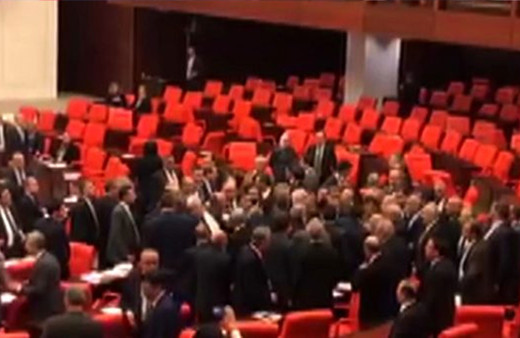 Meclis'te AK Partili ve CHP'li vekiller kavga etti! Küfürler havada uçuştu