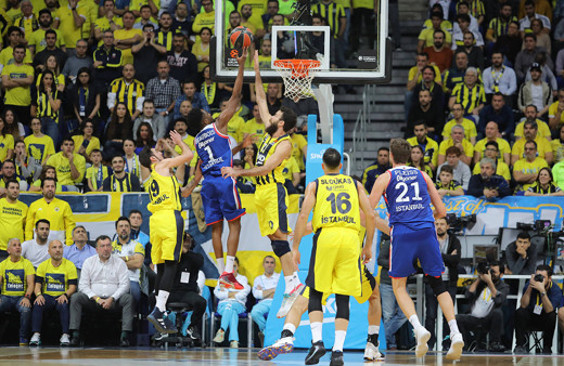 Anadolu Efes nefes kesen derbide Fenerbahçe'yi devirdi