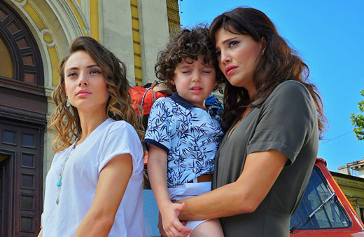 Benim Adım Melek'deki isyankar Defne pozlarıyla mest etti!