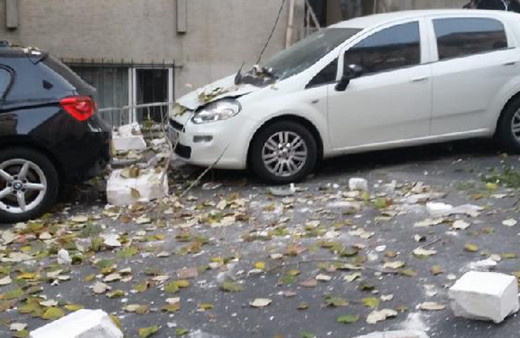 Şişli'de 5 katlı binanın çatısında çökme!