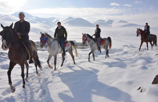 Erzurum'da 487 yıl önce Pir Ali Baba başlattı atlı hafızlar kentte böyle tur attı