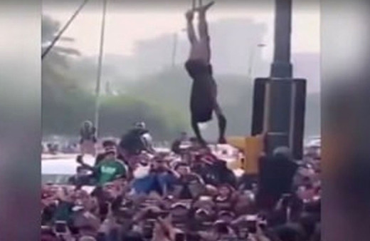 Protestocular 7 kişiyi öldüren keskin nişancıyı yakalayıp bunu yaptı