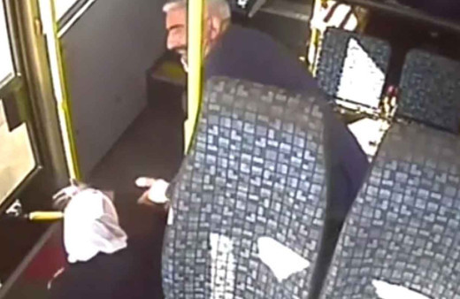 Yolcu koltuktan düşünce minibüs şoförü dakikalarla yarıştı