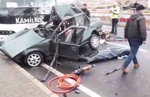 Kırşehir'de otobüs ve otomobil çarpıştı: 3 ölü