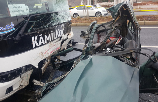 Kırşehir'de yolcu otobüsü ile otomobil çarpıştı: 4 ölü